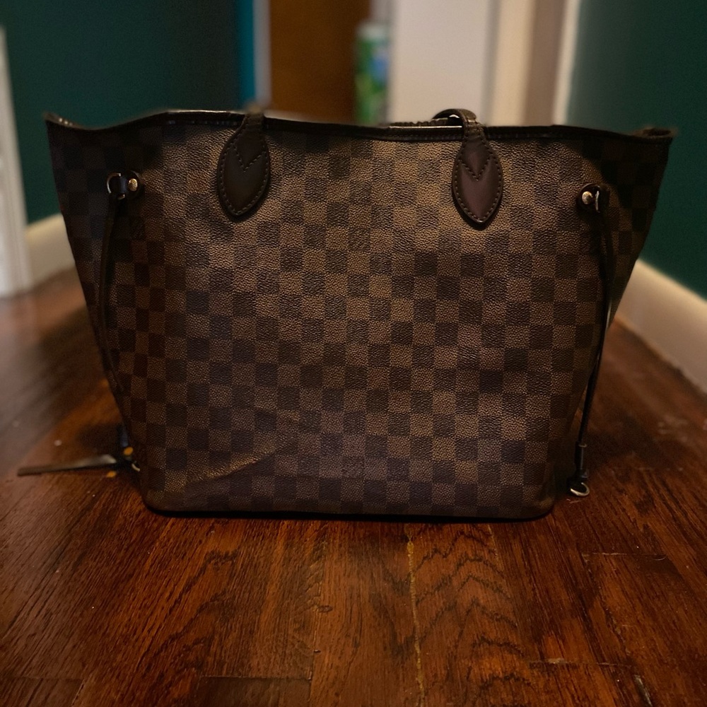 Authentic Louis Vuitton never full bag